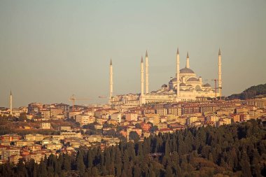 İstanbul 'da cami, Türkiye. İstanbul, eskiden Konstantinopolis olarak bilinen Türkiye 'nin en büyük kentidir ve ülkenin ekonomik, kültürel ve tarihi merkezi olarak hizmet vermektedir..
