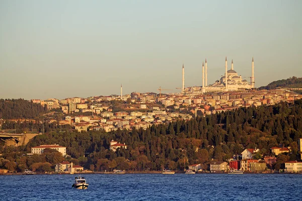 İstanbul, Türkiye 'de Boğaz. İstanbul, eskiden Konstantinopolis olarak bilinen Türkiye 'nin en büyük kentidir ve ülkenin ekonomik, kültürel ve tarihi merkezi olarak hizmet vermektedir..