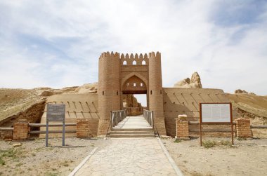 Güney Kazakistan 'daki Türkistan şehrinden 43 kilometre uzaklıktaki antik Sauran harabeleri. Şehirden en erken bahsedenlerden biri, 10. yüzyılda büyük bir şehir kurucusu olarak tanımlayan Arap coğrafyacı El Mukaddasi 'den geliyor.