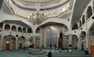 Almaty, Kazakistan 'daki Almatı Merkez Camii. Almaty ve Kazakistan 'ın en büyük camilerinden biridir. 7000 ibadet için tasarlanmış olan bina, 1860 yılına ait olan ve 1987 yılında yakılan eski cami sahasının üzerine inşa edildi.