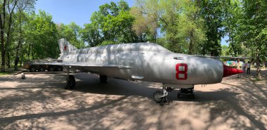 Sovyet Hava Kuvvetleri 'nin eski uçakları Almaty, Kazakistan' daki bir şehir parkında..