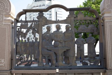 Cumhuriyet Meydanı 'ndaki anıt detayları, ayrıca Bağımsızlık Meydanı veya Yeni Meydan, Almaty, Kazakistan olarak da bilinir. Bölge, Kazakistan Komünist Partisi Merkez Komitesi Birinci Sekreteri 'nin kararıyla kuruldu.