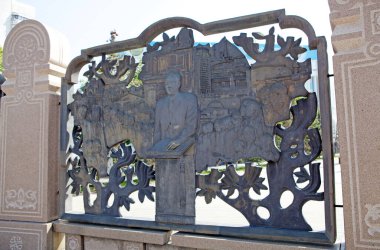 Cumhuriyet Meydanı 'ndaki anıt detayları, ayrıca Bağımsızlık Meydanı veya Yeni Meydan, Almaty, Kazakistan olarak da bilinir. Bölge, Kazakistan Komünist Partisi Merkez Komitesi Birinci Sekreteri 'nin kararıyla kuruldu.