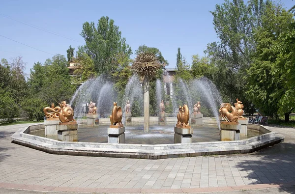 카자흐스탄 알마티의 조디악 도시에는 125개의 분수가 Almaty는 처음으로 분수가 켜져있는 — 스톡 사진