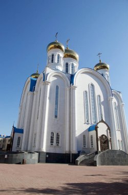 Astana City 'deki Varsayım Katedrali, Nur-Sultan, Kazakistan. Varsayım Katedrali Orta Asya 'daki en büyük Otodoks kilisesidir..