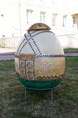 Astana 'daki Assumption Katedrali' nde Ortodoks Paskalya yumurtası, Nur-Sultan, Kazakistan. Varsayım Katedrali Orta Asya 'daki en büyük Otodoks kilisesidir..