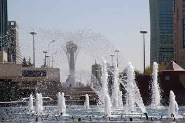 Astana 'nın merkezinde Bayterek Tower ve Fountain, Kazakistan, Bayterek, Astana' da bulunan bir anıt ve gözlem kulesidir. Nurjol Bulvarı 'ndaki kule.