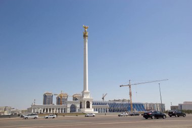 Astana şehir merkezindeki sütun, Nur-Sultan, Kazakistan. Şehir Kazakistan 'ın kuzey-orta kesiminde Ishim Nehri kıyısında yer almaktadır.