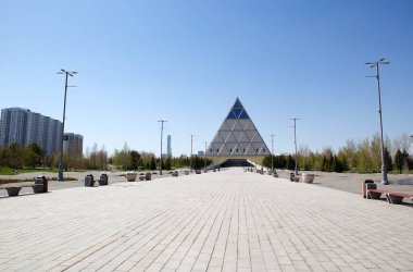 Astana 'daki Barış ve Uzlaşma Sarayı, Nur-Sultan, Kazakistan. Şehir, Kazakistan 'ın kuzey-orta kesiminde Ishim Nehri kıyısında yer alır. Piramit 62 metre yüksekliğinde.