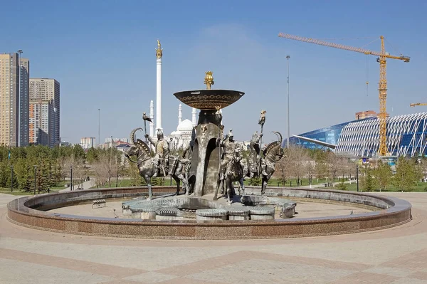Kazakistan Cumhuriyeti Ulusal Müzesi 'ndeki çeşme Astana Merkez Şehir Merkezi, Nur-Sultan, Kazakistan. Şehir, Kazakistan 'ın kuzey-orta kesiminde Ishim Nehri kıyısında yer alır. Müze 2014 yılında inşa edildi ve büyük oldu.