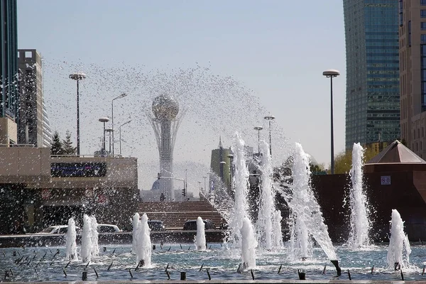 Central Downtown Astana Med Bayterek Tower Och Fontän Kazakstan Bayterek Royaltyfria Stockbilder