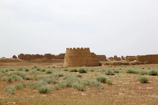位于哈萨克斯坦南部距突厥斯坦43公里的古城索兰的废墟 阿拉伯地理学家穆卡达西 Muqaddasi 最常提到的城市之一 他在10世纪将它描述为一座大城市的源头 — 图库照片