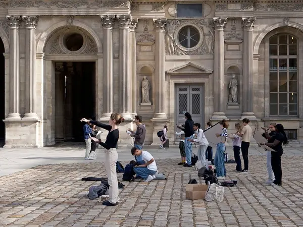 学生はフランスのパリにあるルーヴル美術館の中庭に描かれています ルーブル美術館はセーヌ川右岸に位置する美術館です — ストック写真