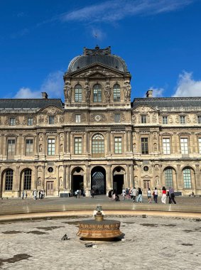 Paris, Fransa 'daki Louvre Müzesi. Louvre, Seine Nehri 'nin sağ kıyısında bulunan bir sanat müzesi.