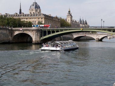 Paris, Fransa 'da Seine nehri boyunca tekne turu ve şehir manzarası 