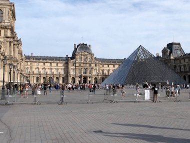 Louvre Piramidi Paris 'teki Louvre Müzesi' nde. Louvre Piramidi, Çinli-Amerikalı mimar tarafından tasarlanmış büyük cam ve metal bir yapıdır. 