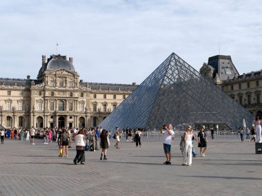 Louvre Piramidi Paris 'teki Louvre Müzesi' nde. Louvre Piramidi, Çinli-Amerikalı mimar tarafından tasarlanmış büyük cam ve metal bir yapıdır. 
