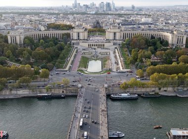 Fransa 'nın Eyfel Kulesi' nden Trocadero manzarası. Paris Fransa 'nın başkenti ve en kalabalık şehridir.