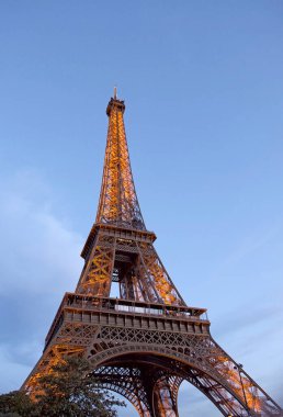 Paris, Fransa 'daki Eyfel Kulesi. Paris 'teki Champ de Mars' ta dövülmüş demir bir kafes kulesi.
