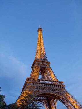 Paris, Fransa 'daki Eyfel Kulesi. Paris 'teki Champ de Mars' ta dövülmüş demir bir kafes kulesi.