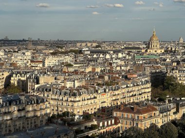 Fransa 'nın Eyfel Kulesi' nden Paris şehir manzarası. Paris Fransa 'nın başkenti ve en kalabalık şehridir.