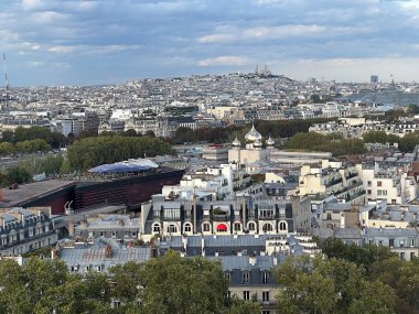 Fransa 'nın Eyfel Kulesi' nden Paris şehir manzarası. Paris Fransa 'nın başkenti ve en kalabalık şehridir.