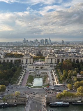 Fransa 'nın Eyfel Kulesi' nden Trocadero manzarası. Paris Fransa 'nın başkenti ve en kalabalık şehridir.