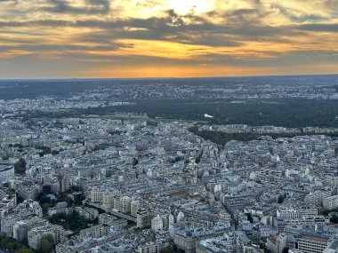 Fransa 'nın Eyfel Kulesi' nden gün batımında Paris şehir manzarası. Paris Fransa 'nın başkenti ve en kalabalık şehridir.