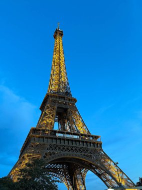 Paris, Fransa 'daki Eyfel Kulesi. Paris 'teki Champ de Mars' ta dövülmüş demir bir kafes kulesi.