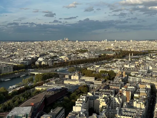 Fransa 'nın Eyfel Kulesi' nden Paris şehir manzarası. Paris Fransa 'nın başkenti ve en kalabalık şehridir.