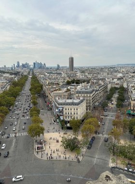 Paris, Fransa 'daki Zafer Takı' ndan bir şehir manzarası. Arch de Triomphe, Paris 'in en ünlü anıtlarından biridir.