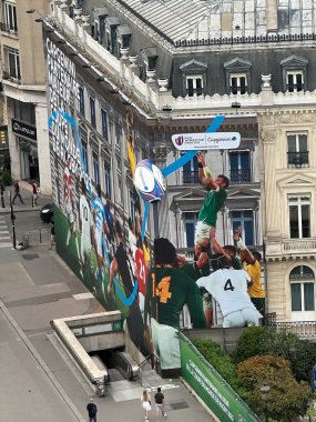 Paris 'teki Arc de Triomphe şehrinden 2023 Dünya Rugby Kupası duvar resmiyle. 2023 Dünya Rugby Kupası, Güney Afrika ile New Zeland arasında oynanan final karşılaşmasında kazanıldı.
