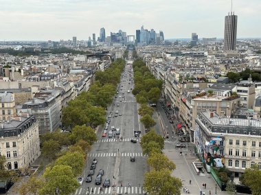 Paris, Fransa 'daki Zafer Takı' ndan bir şehir manzarası. Arch de Triomphe, Paris 'in en ünlü anıtlarından biridir.