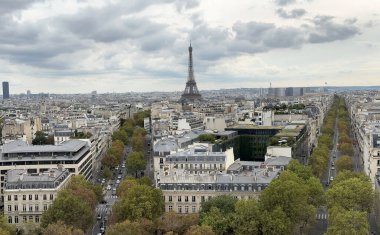 Paris 'teki Arc de Triomphe şehrinden Eyfel Kulesi ile Fransa' ya. Arch de Triomphe, Paris 'in en ünlü anıtlarından biridir.