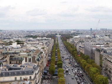Paris, Fransa 'daki Zafer Takı' ndan bir şehir manzarası. Arch de Triomphe, Paris 'in en ünlü anıtlarından biridir.