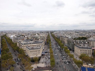 Paris, Fransa 'daki Zafer Takı' ndan bir şehir manzarası. Arch de Triomphe, Paris 'in en ünlü anıtlarından biridir.