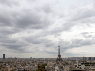 Paris 'teki Arc de Triomphe şehrinden Eyfel Kulesi ile Fransa' ya. Arch de Triomphe, Paris 'in en ünlü anıtlarından biridir.