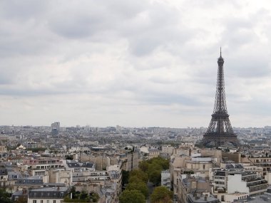 Paris 'teki Arc de Triomphe şehrinden Eyfel Kulesi ile Fransa' ya. Arch de Triomphe, Paris 'in en ünlü anıtlarından biridir.