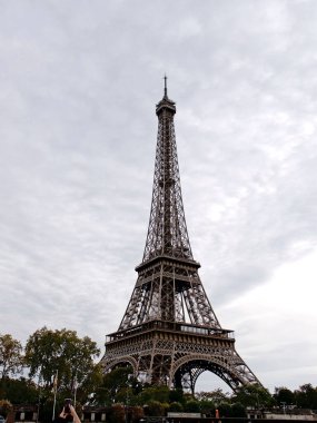 Paris, Fransa 'daki Eyfel Kulesi. Paris 'teki Champ de Mars' ta dövülmüş demir bir kafes kulesi.