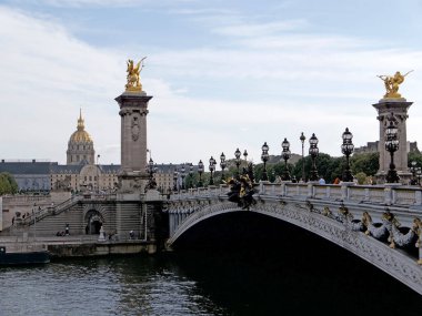 Pont Alexandre III, Paris 'teki Seine nehri boyunca uzanan bir güverte kemeridir. Champs Elysees bölgesini Invalides ve Eiffel Kulesi 'ne bağlıyor.