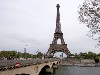 Paris, Fransa 'daki Eyfel Kulesi. Paris 'teki Champ de Mars' ta dövülmüş demir bir kafes kulesi.