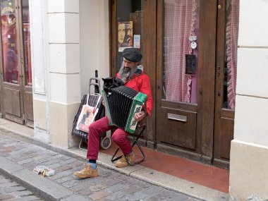 Fransa, Paris 'teki Montmartre Hill' de sokak performansı. Montmartre, sanat tarihi ve Sacre-Coeur 'un beyaz kubbe bazilikasıyla tanınır..