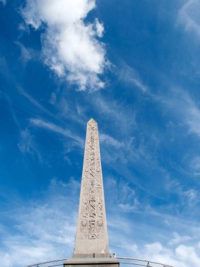 Fransa, Paris 'teki Place de la Concorde' daki Luxor Obelisk. Place de la Concorde 'un merkezi, firavun Ramesess II' nin hükümdarlığını yücelten hiyerogliflerle süslenmiş eski bir Mısır dikilitaşıdır.