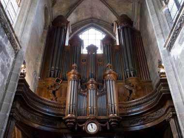 Paris, Fransa 'daki Saint Merri Kilisesi' ndeki org kilisesi. Merkez Pompidou yakınlarında Paris 'te bir kilise. Milattan sonra 700 yılında Saint Merri oraya gömüldü.