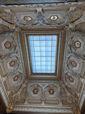 Paris, Fransa 'daki Louvre Müzesi. Louvre, Seine Nehri 'nin sağ kıyısında bulunan bir sanat müzesi.