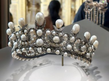 Fransa, Paris 'teki Louvre Müzesi' nde incili taç. Louvre, Seine Nehri 'nin sağ kıyısında bulunan bir sanat müzesi.