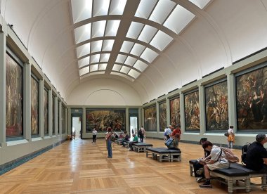 Fransa, Paris 'teki Louvre Müzesi' ndeki galeri. Louvre, Seine Nehri 'nin sağ kıyısında bulunan bir sanat müzesi.