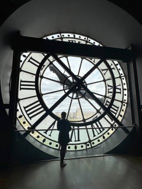 Paris, Fransa 'daki Orsay Müzesi' nde saat. Müze, 1898 ile 1900 yılları arasında inşa edilmiş eski bir Gare d 'Orsay tren istasyonunda yer almaktadır..