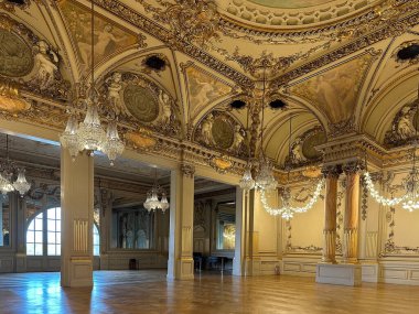 Paris, Fransa 'daki Orsay Müzesi' nin dinlenme odası. Müze, 1898 ile 1900 yılları arasında inşa edilmiş eski bir Gare d 'Orsay tren istasyonunda yer almaktadır..