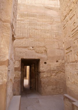 Mısır 'daki Karnak Tapınağı Kompleksi. Kompleks Cpmprises tapınaklar, sütunlar, şapeller ve diğer binaların geniş bir karışımıdır. İnşaat, MÖ 1971-1926 yılları arasında hüküm süren I. Senusret döneminde başladı.. 